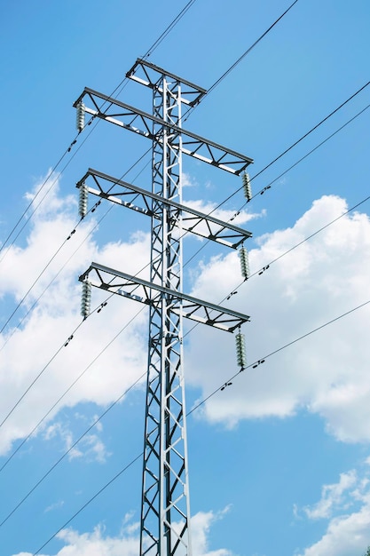 Torre de alta tensión con cables contra el cielo como fondo