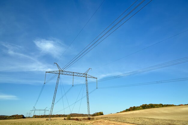 Torre de alta tensión con líneas de energía eléctrica que transfieren energía eléctrica a través de cables