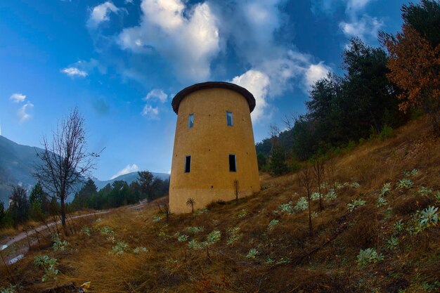 Foto una torre amarilla con una ventana que dice la parte superior de ella