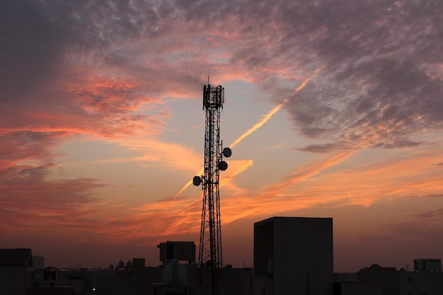 La torre de la antena de comunicación inalámbrica celular móvil es una hermosa vista del cielo al atardecer.