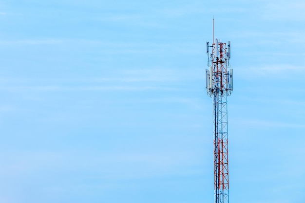 Torre de antena receptora de estación móvil con fondo de luz de día de cielo azul de nubes esponjosas