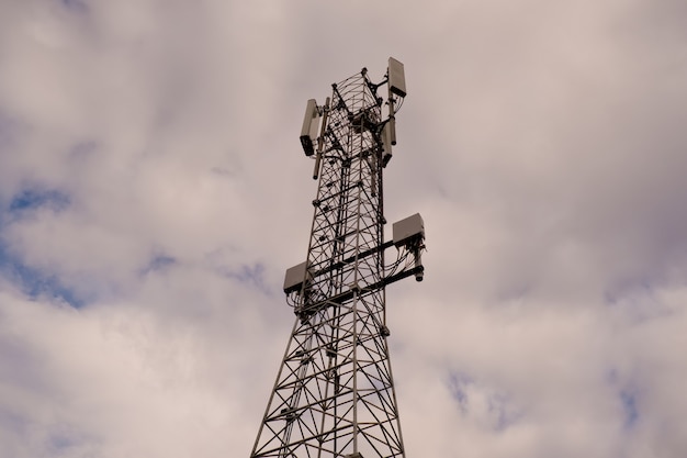 Torre con antena de red celular 5G y 4G