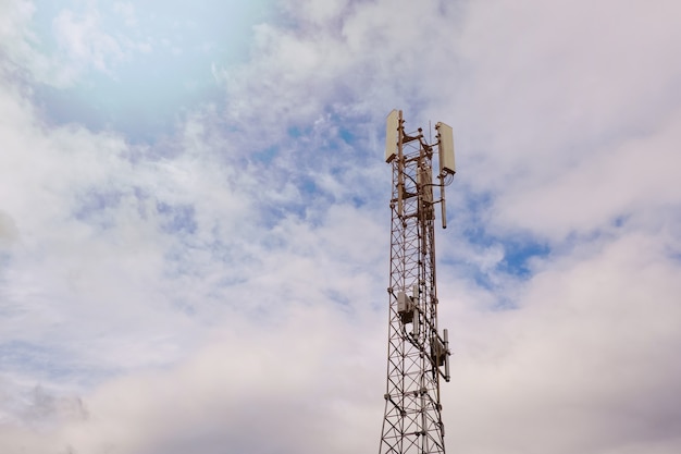 Torre con antena de red celular 5G y 4G