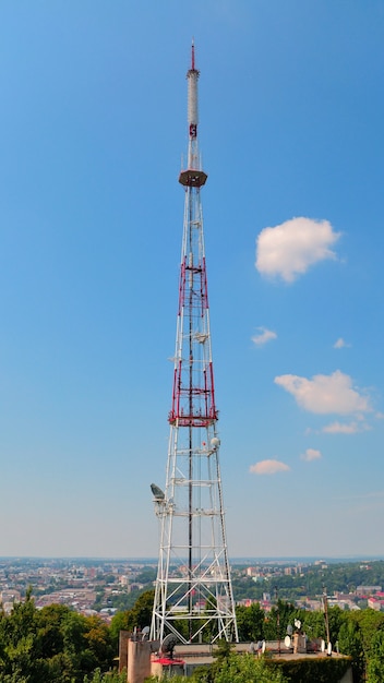 Torre de antena repetidora de comunicación de teléfono móvil en el cielo azul