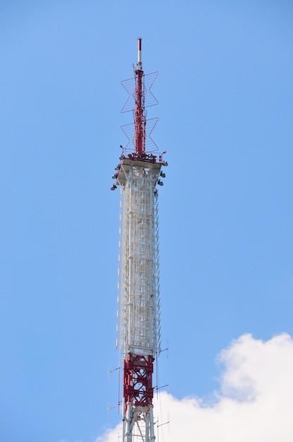 Foto torre de antena repetidora de comunicación de teléfono móvil en el cielo azul