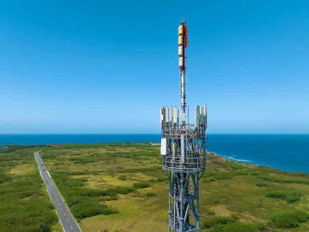 Torre de antena con tecnología 5G en zonas rurales