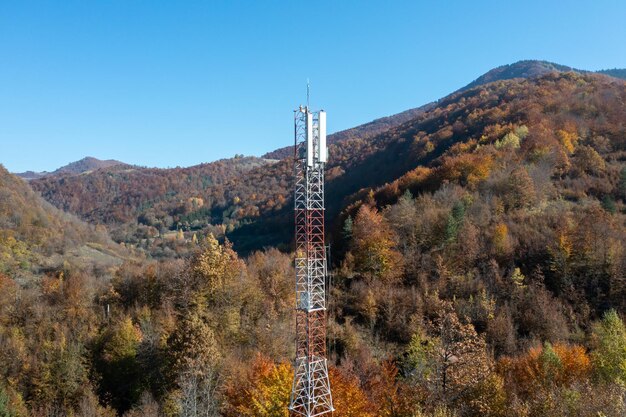 Torre de antena de telecomunicaciones por la mañana. sol brillante y cielo azul con nubes. Pares de antenas transmisoras. foto de alta calidad