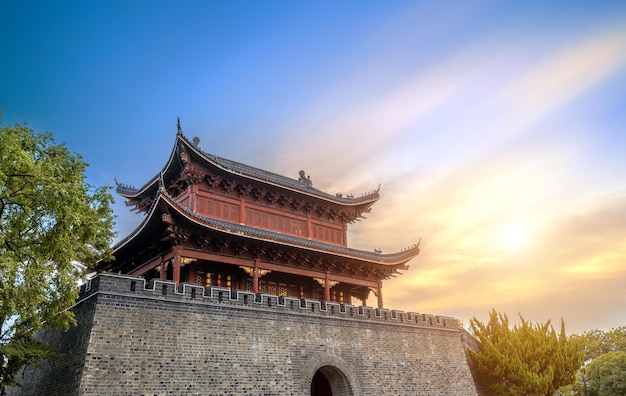 Foto torre de la antigua ciudad en yueyang hunan