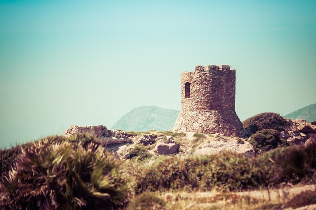 Torre antigua en la costa