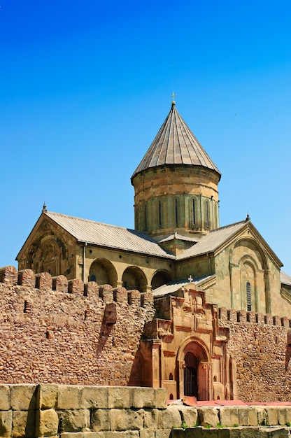 Torre de la antigua iglesia ortodoxa Sveticxoveli en Mtsheta, Georgia