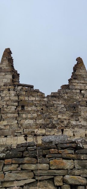 Foto torre arruinada residencial medieval nas montanhas da chechênia