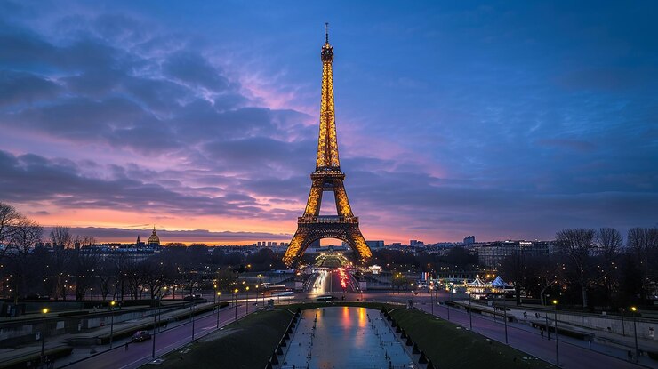 Una torre con un atardecer de fondo