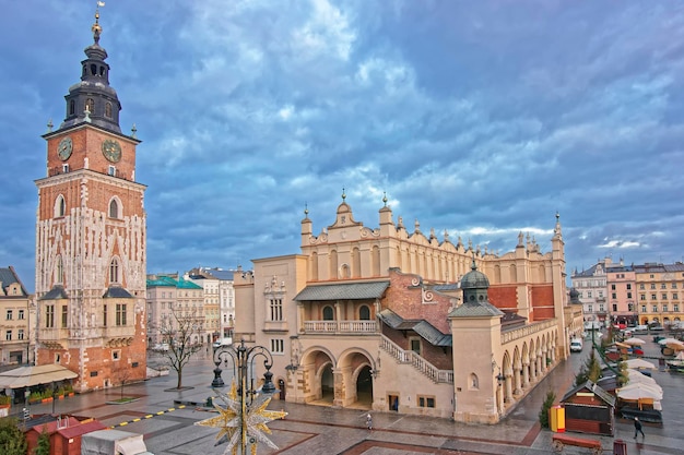 Torre del Ayuntamiento y Lonja de los Paños en la Plaza del Mercado Principal de la Ciudad Vieja de Cracovia en Polonia en Navidad