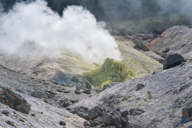 Torre de azufre cristalizado alrededor de una solfatara en el campo de fumarolas en la ladera de un volcán