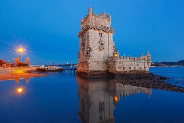 Torre de Belem en Lisboa en la noche, Portugal