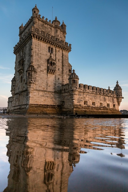 Foto la torre de belem en otoño al atardecer