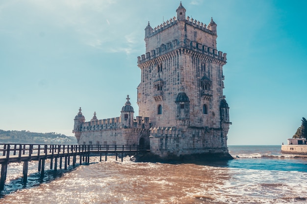 Torre de belem en portugal con río