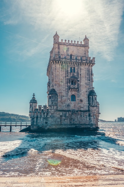 Torre de belem en portugal con río