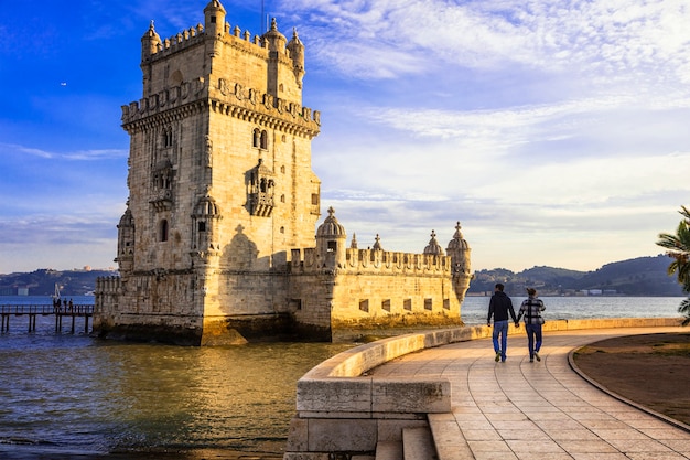 Torre de Belem durante la puesta de sol, famoso monumento de Lisboa, Portugal.