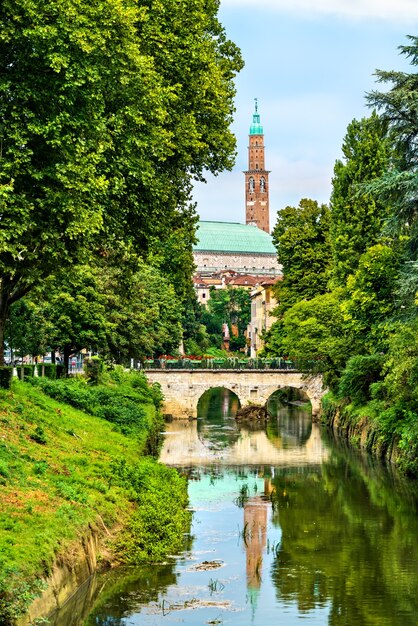 Torre bissara refletida no rio retrone em vicenza, itália