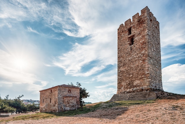 Torre bizantina Nea Fokea Kassandra Grécia Bela torre bizantina ao pôr do sol Kassandra Grécia