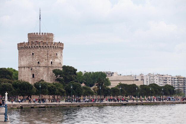 Foto la torre blanca de tesalónica al anochecer