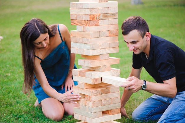 Foto la torre de bloque de madera sobre la hierba verde.