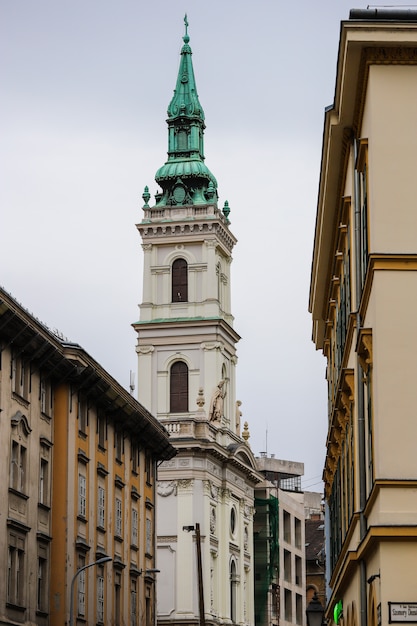 Torre branca com telhado verde