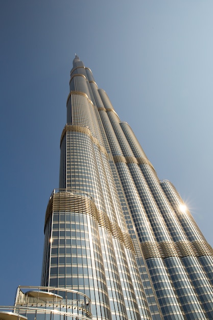 Torre Burj Khalifa desapareciendo en el cielo azul