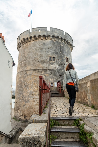 La Torre de las Cadenas de La Rochelle en el casco antiguo medieval. La Rochelle es una ciudad costera en el suroeste de Francia