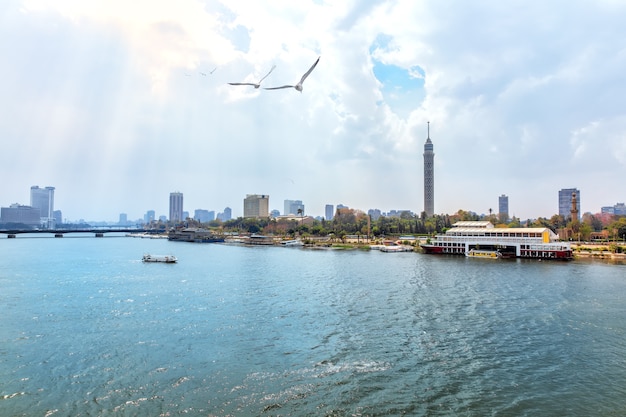 Torre de El Cairo y el Nilo, hermosa vista de la mañana.