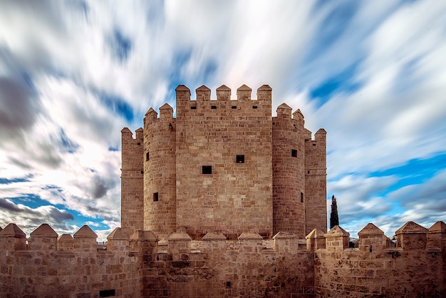 Torre calahorra em córdoba, com nuvens e céu azul