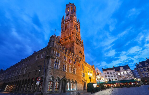 Torre del campanario en el centro histórico de Brujas por la noche Bélgica