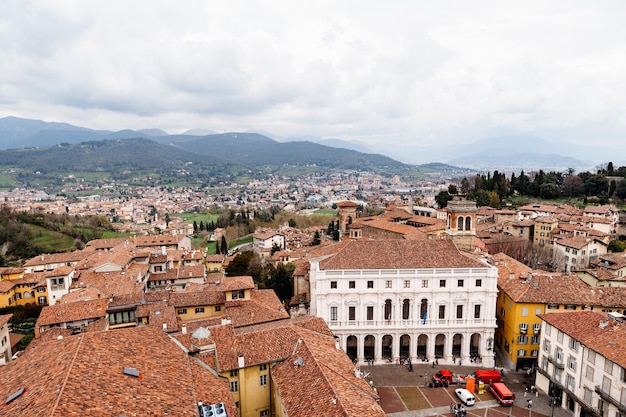 Torre campanone na piazza vecchia em bergamo, itália