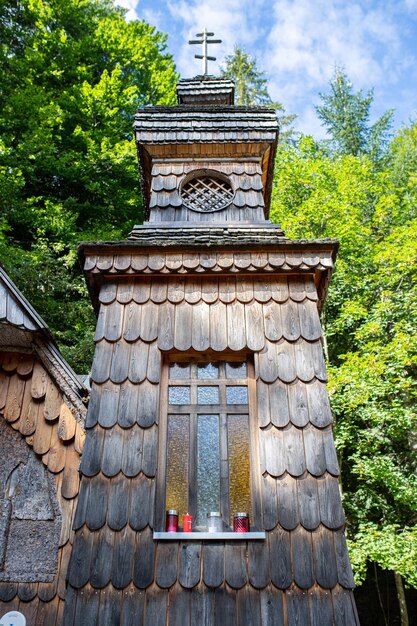 Torre de la capilla rusa de madera en el bosque kranjska gora