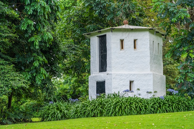 Torre de la casa blanca en un jardín tropical., Tanzania, África.