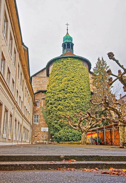 Torre en el casco antiguo de Solothurn. Solothurn es la capital del cantón de Solothurn en Suiza. Se encuentra a orillas del río Aare y al pie de las montañas Weissenstein Jura.