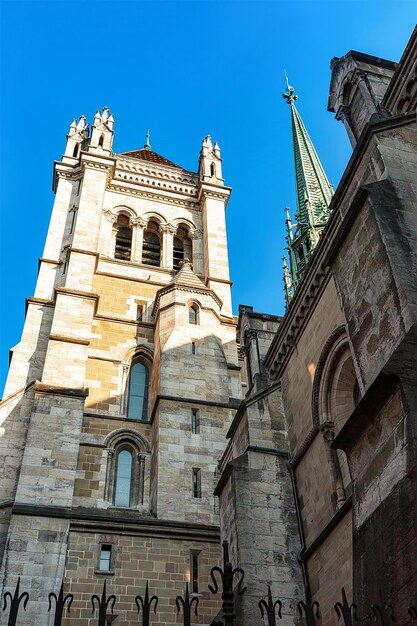 Torre de la Catedral de St Pierre en el casco antiguo de Ginebra, Suiza.