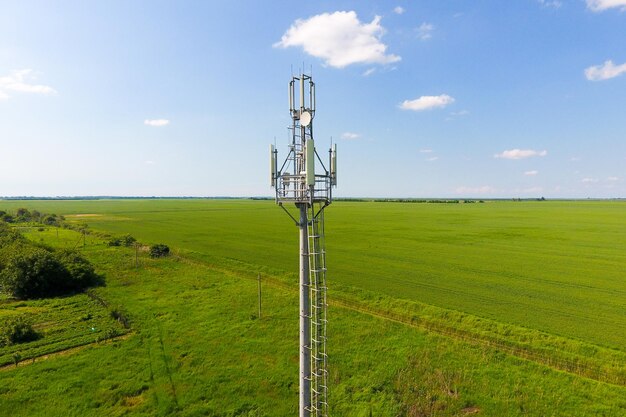 Foto torre celular equipo para transmitir señales celulares y móviles