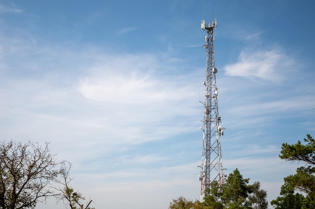 La torre celular proporciona transmisión de señal entre suscriptores