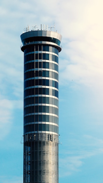 Foto la torre del centro de contacto de tráfico aéreo del aeropuerto internacional de suvarnabhumi, bangkok, tailandia, que gestiona