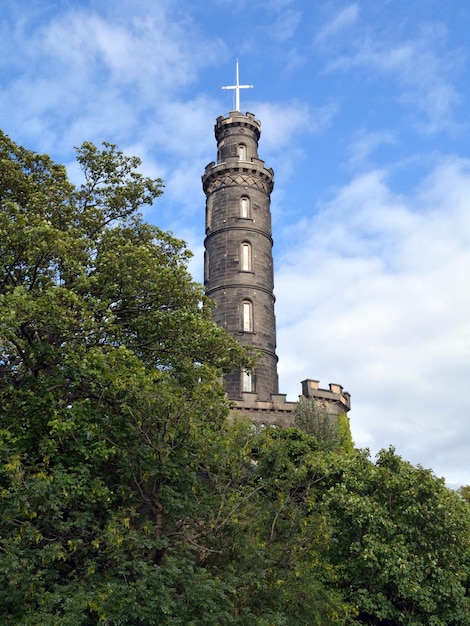 Foto torre con el cielo en el fondo