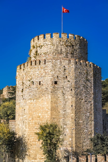 Foto torre cilíndrica do castelo de rumelian nas margens europeias do bósforo em istambul, turquia