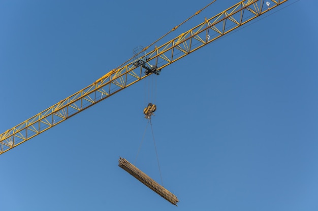 Foto torre colgante utilizada en la construcción