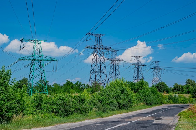 Foto torre com fios de transmissão de energia de alta tensão contra o céu azul