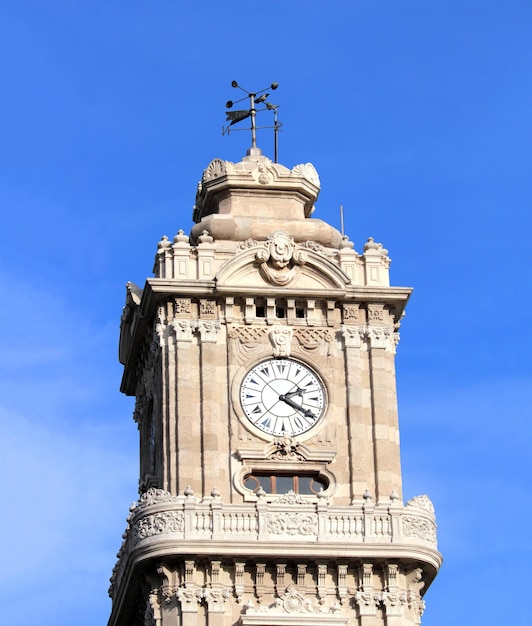 Torre com relógio no palácio dolmabahce istambul turquia