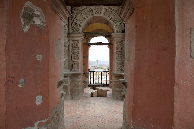 Torre de la Compañía de Jesús en Potosi es posible ver otro punto de vista en el fondo