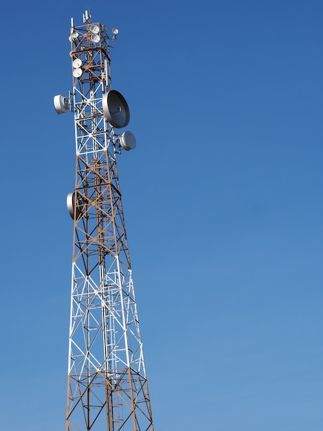 Foto torre de comunicación con fondo de cielo azul sol