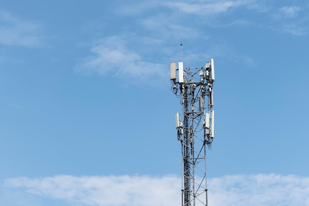 Torre de comunicación con fondo de cielo azul