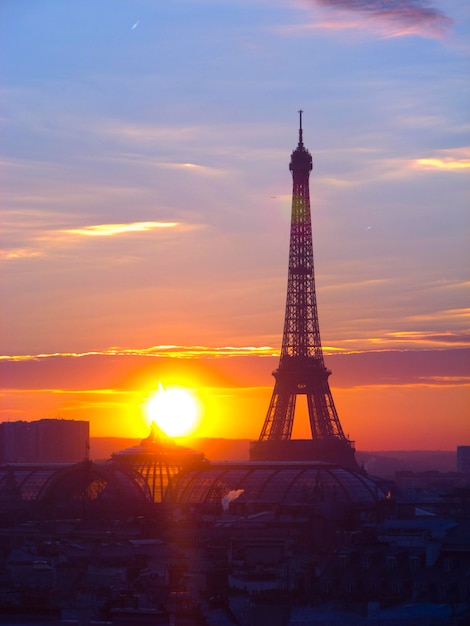 Torre contra el cielo nublado durante la puesta del sol